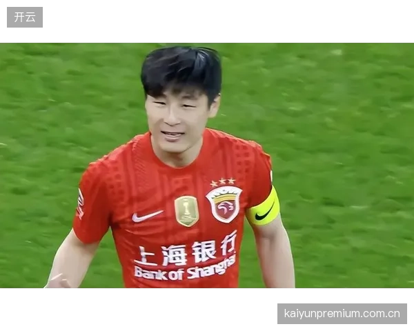 武磊在经历2025年两次手术后，2026赛季在上海海港队中角色转变为替补奇兵。